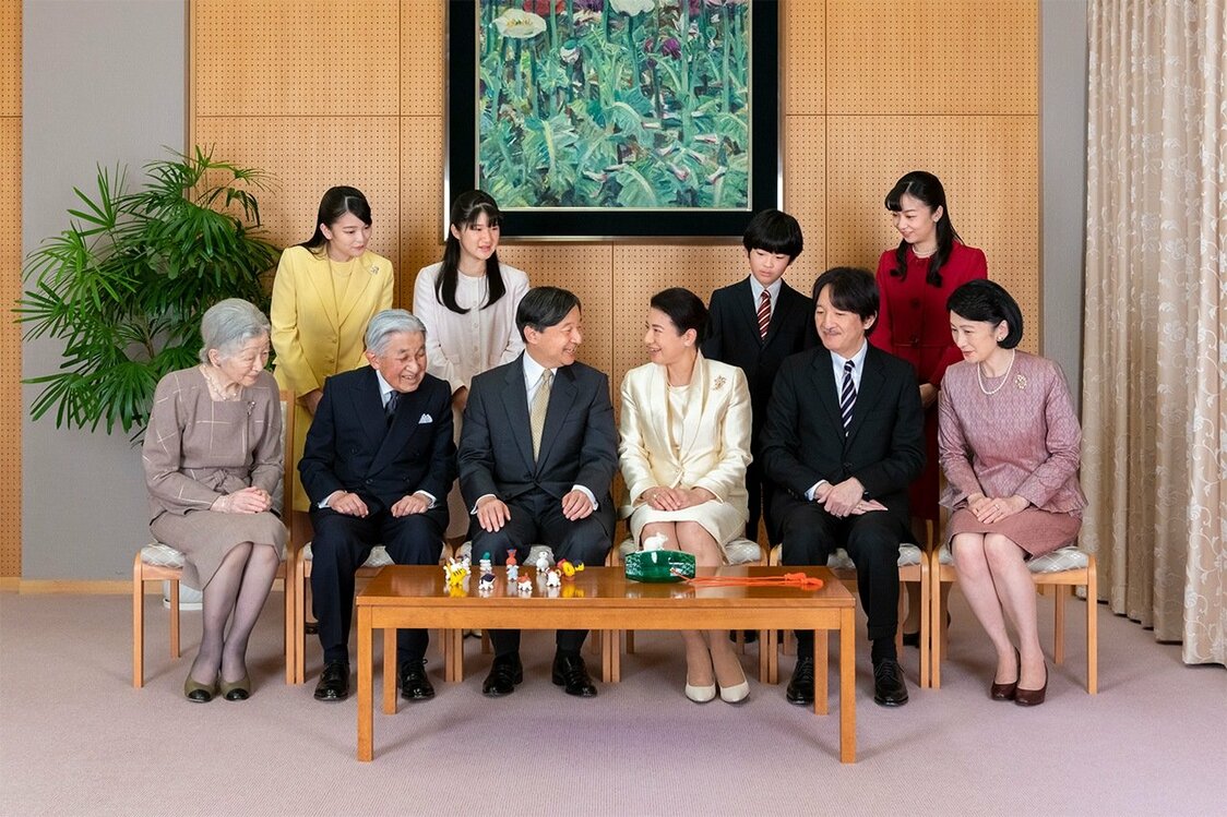 La famille impériale réunie pour la photo officielle du 1er janvier 2020, comme c’est la coutume. Pour raisons sanitaires, les photos officielles de 2021 et 2022 ont dû être prises par petits groupes séparés.