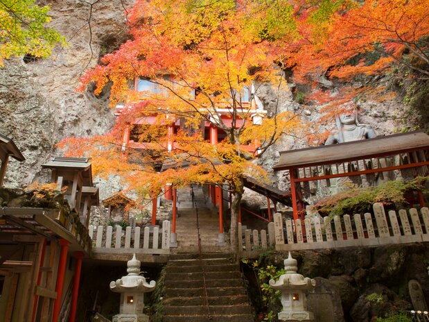 “里八景”之一的石门洞也是秋色醉人，岩壁上雕刻有不动明王大石佛像