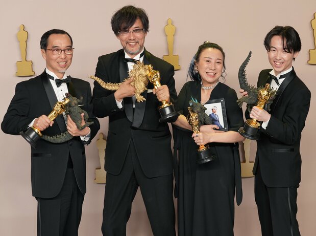 米アカデミー賞受賞後の「ゴジラ-1.0」制作チーム。左から2人目が山崎貴監督監督(Sthanlee Mirador/Sipa USA via Reuters Connect)