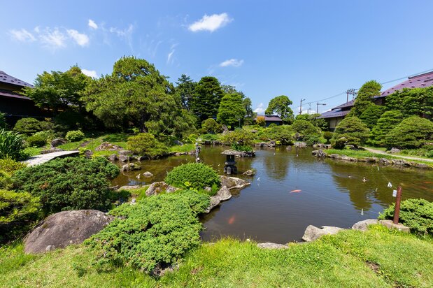 揚亀園は津軽独特の大石武学流庭園で、国の登録記念物