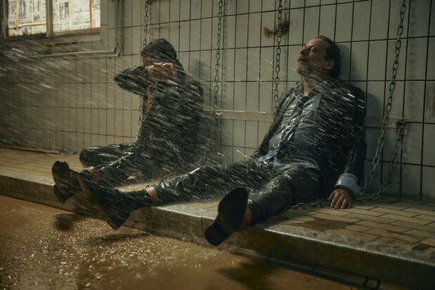 Destacan también las espectaculares actuaciones de famosos actores franceses. Laval (Mathieu Amalric, derecha) y Guérin (Grégoire Colin) son secuestrados y encadenados. © Cinéfrance Studios – Kadokawa Corporation - Tarantula