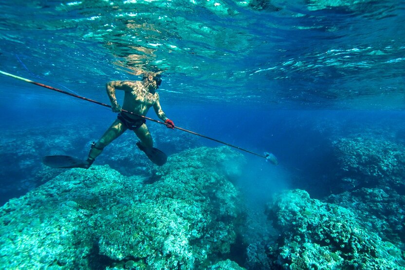 Harponner les poissons avec un naga-igun faisant plus de 5 mètres. La pêche traditionnelle sur les îles d’Ishigaki et de Miyako.