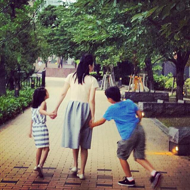 Tsunezawa out for a stroll with her children. (Photo courtesy of Tsunezawa Kahoko)
