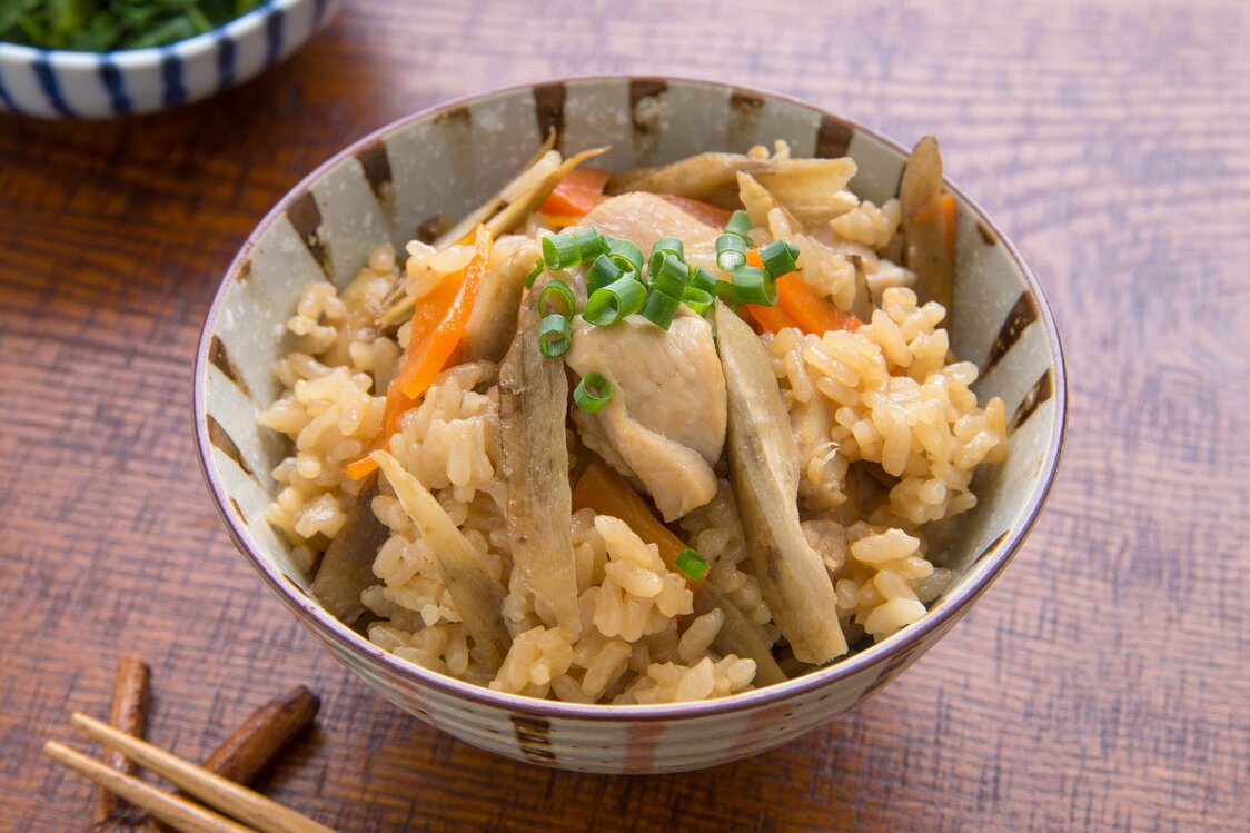 توريغوبو-ميشي، طبق من الدجاج والأرز المخلوط بالغوبو (© بيكستا)