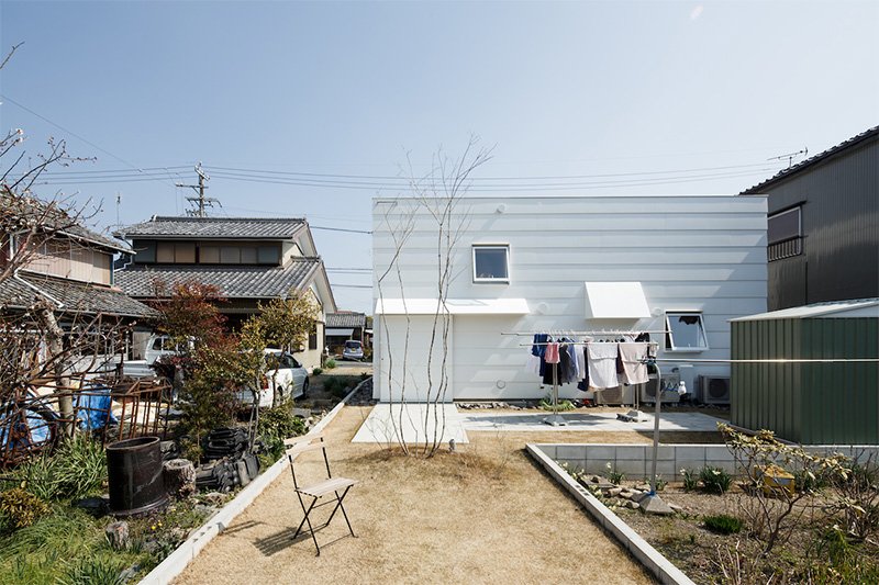 西側外觀和庭院