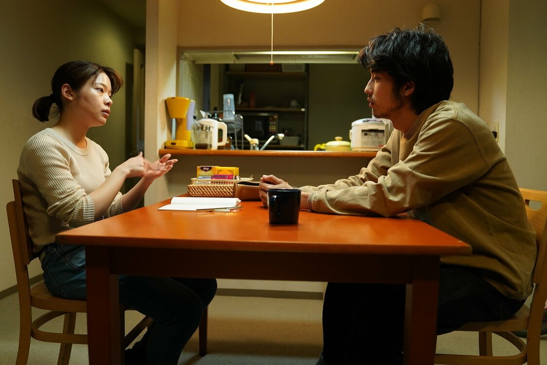 ケイコは耳の聞こえる弟（佐藤緋美）と二人暮らし　©2022 映画「ケイコ 目を澄ませて」製作委員会／COMME DES CINÉMAS