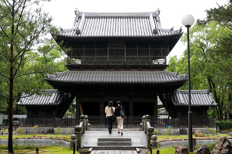 ピカピカの床を見たＧ。「日本のお寺は清掃が行き届き、埃がありませんね」。