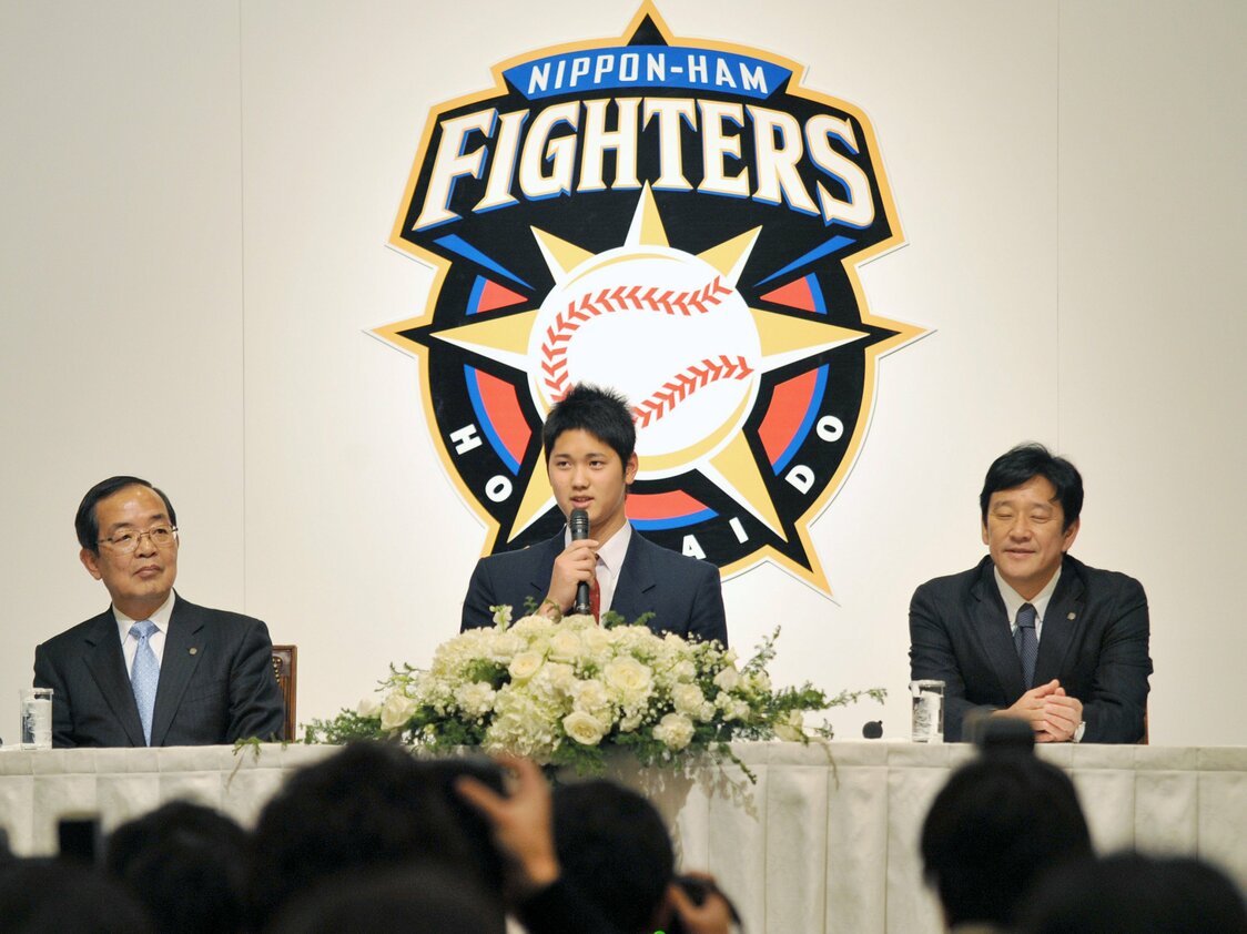 日本ハムの入団記者会見で、質問に答える岩手・花巻東高の大谷翔平投手（中央）。右は栗山英樹監督、左は津田敏一球団社長＝2012年12月25日、北海道・札幌市内のホテル（時事）
