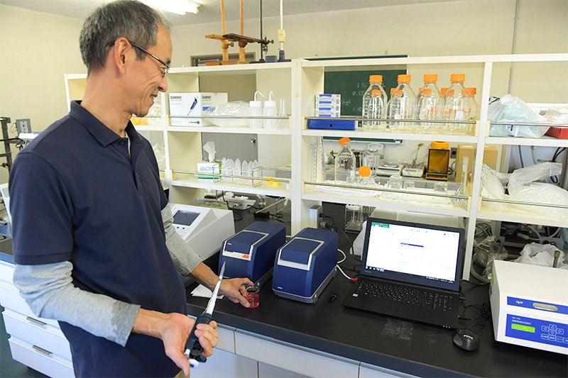 Le chercheur Kameyama Naoki analyse et enregistre la composition des raisins prélevés dans les vignes chaque matin.