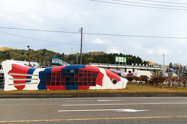 La entrada a un paso subterráneo frente a la estación de Ojiya es una carpa nishikigoi. Esta ciudad es conocida como el lugar de origen de estos peces.