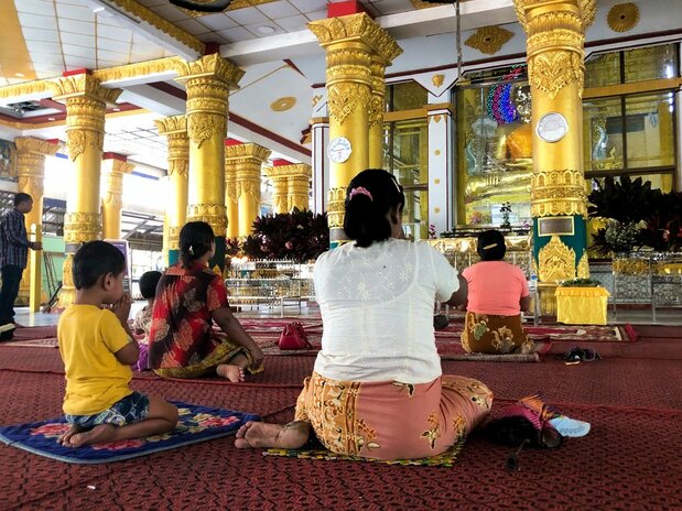 シットウェのモスクで祈りを捧げるラカイン族の仏教徒たち。なぜロヒンギャを憎むのだろうか(野嶋写す)