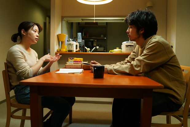 ケイコは耳の聞こえる弟(佐藤緋美)と二人暮らし ©2022 映画「ケイコ 目を澄ませて」製作委員会/COMME DES CINÉMAS