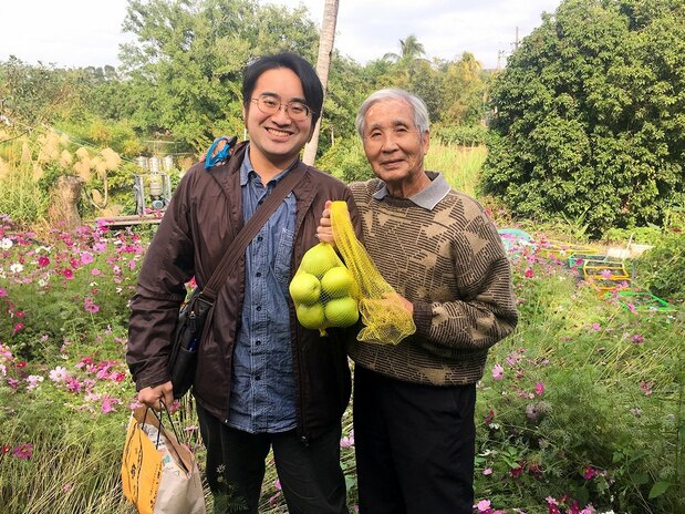 陳俊郎先生和筆者,手持的棗子為陳先生栽培的(筆者提供)