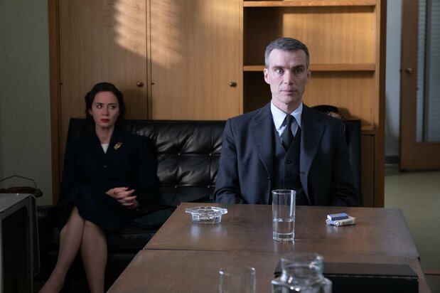 スパイ容疑を受けたオッペンハイマーは聴聞会で激しく詰問される © Universal Pictures. All Rights Reserved.