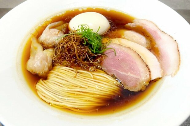 El tokujō shōyu raamen del restaurante Ramen Break Beats de Yūtenji (2.000 yenes), con los fideos dispuestos de forma estética. (Fotografía: Yamakawa Daisuke)