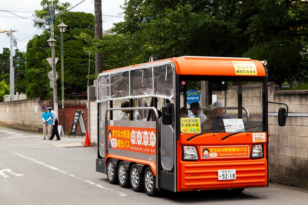 The Machinaka sightseeing excursion bus makes the leisurely 20-minute trip between the parking lot near Jōshū Tomioka station and the Tomioka Silk Mill.