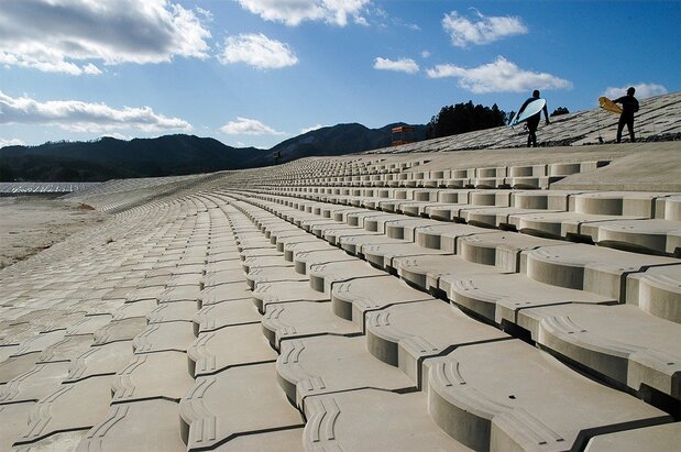 The completed 14.7-meter seawall at Koizumi Beach.