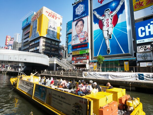 大阪ミナミを代表する風景は、やはりグリコの看板でおなじみの戎橋(えびすばし)周辺。道頓堀の景色を水上から楽しめる「とんぼりリバークルーズ」も人気