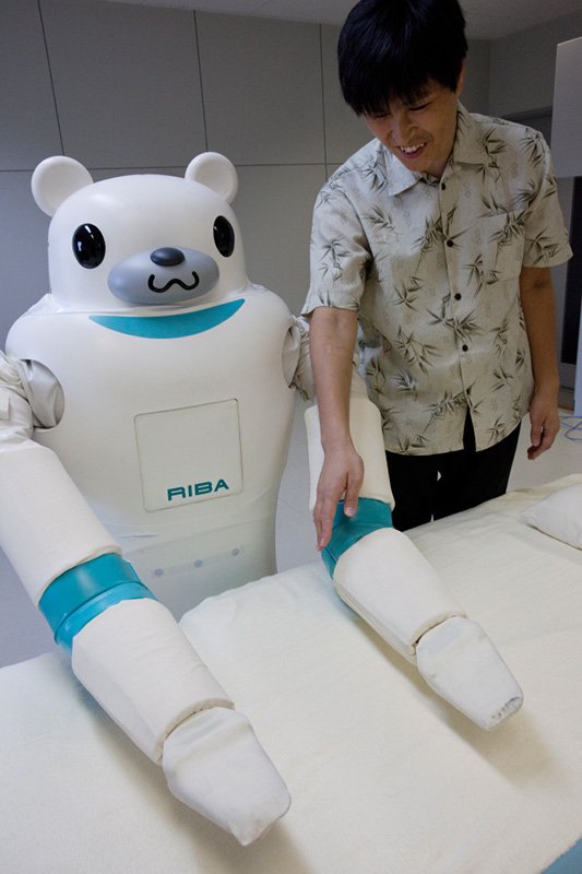 「RIBA」の身体の表面には多数の触覚センサーが埋め込まれており、介護者が腕などに触れることで「RIBA」に指示を出すことができる。介護者にとって使い勝手が良いことも、介護支援ロボットの普及に欠かせない条件だ。