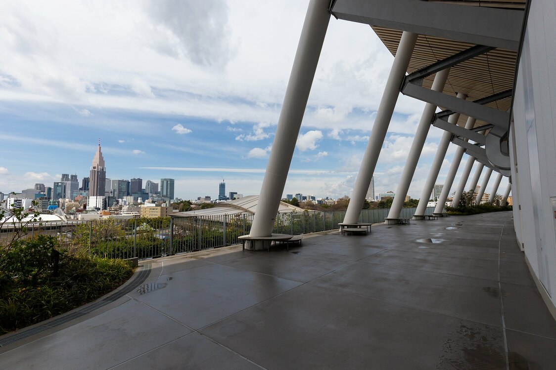 El paseo Sora no Mori es de acceso gratuito y se encuentra en el circuito exterior del cuarto piso del estadio. Más allá del Gimnasio Metropolitano de Tokio se observa la zona de rascacielos de Shinjuku.