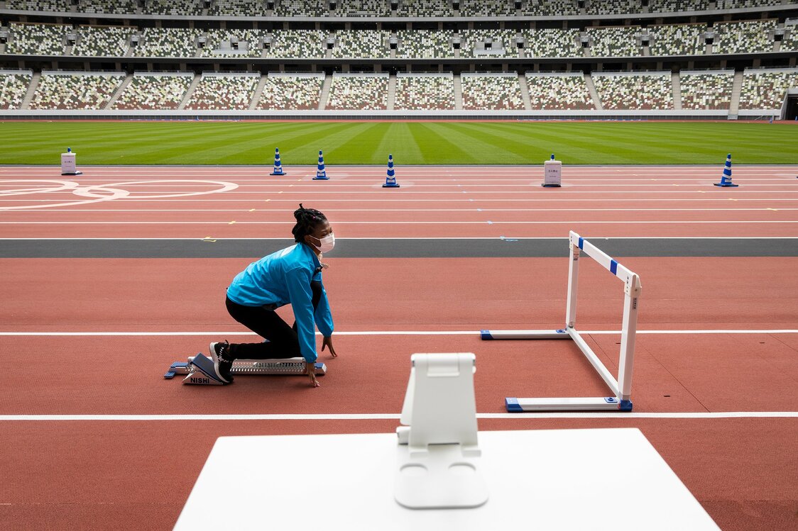 Permiten posar y correr por la pista de atletismo como un deportista.