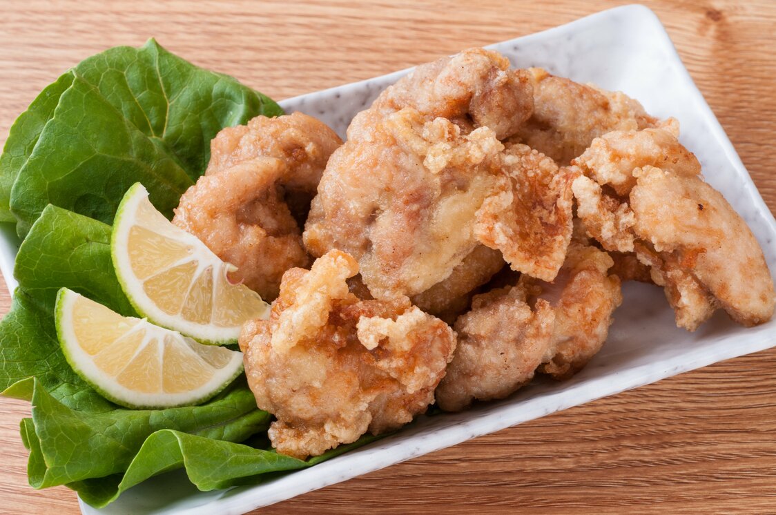 Un plato de pollo frito con kabosu.
