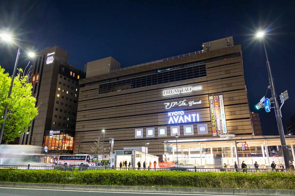 从京都站八条口拍摄剧场所在的AVANTI大厦，从车站的地下人行通道可直达剧场