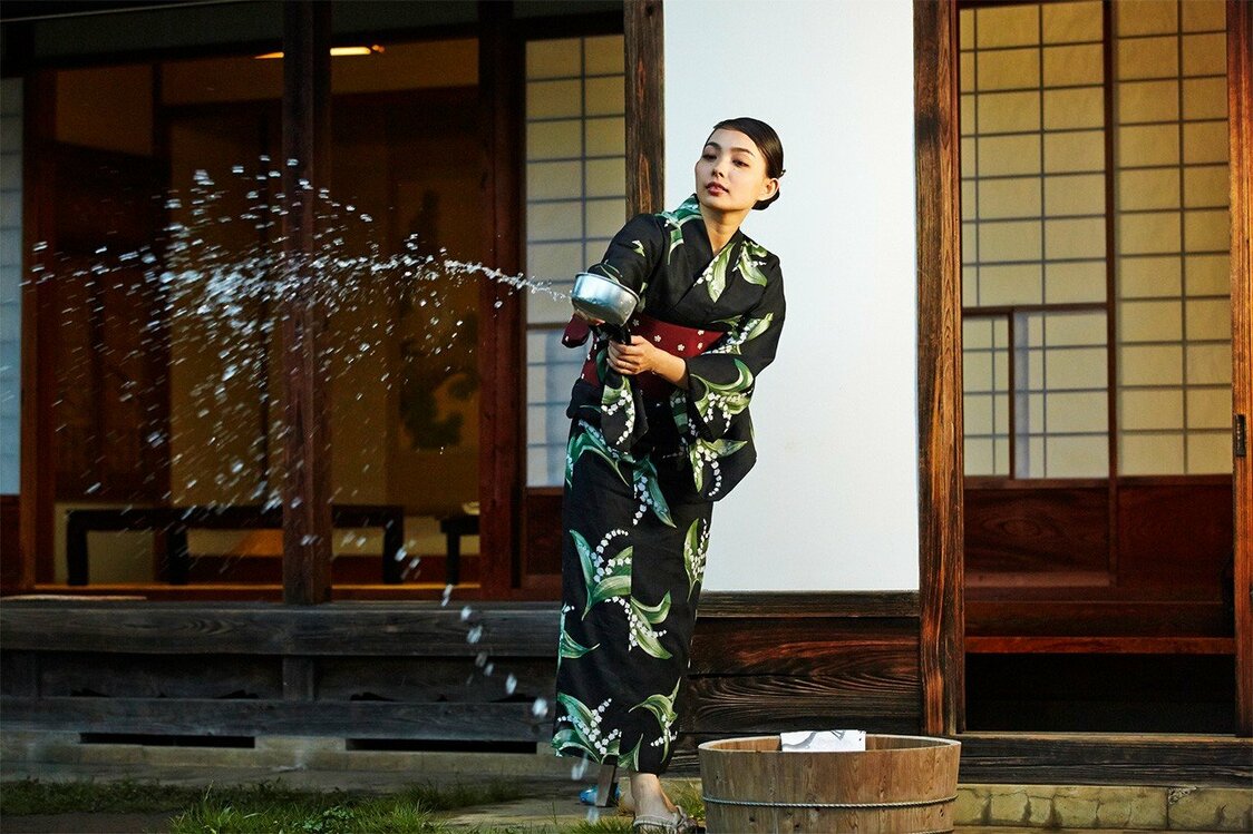 打ち水（PIXTA）