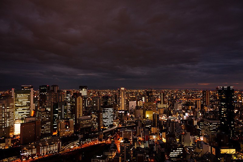 南側の夜景は、乱立する高層ビルのネオンが彩る