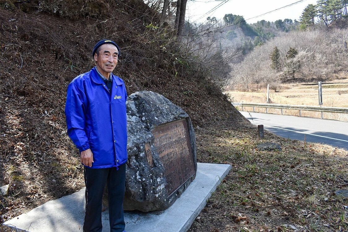 記念碑の前に立ち、「山が乾いている」と心配する前川さん