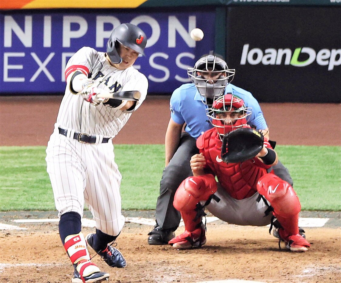 栗山監督の信頼に応え、準決勝・メキシコ戦で見事サヨナラ安打を放った村上（2023年3月20日、フロリダ・ローンデポパーク） 時事