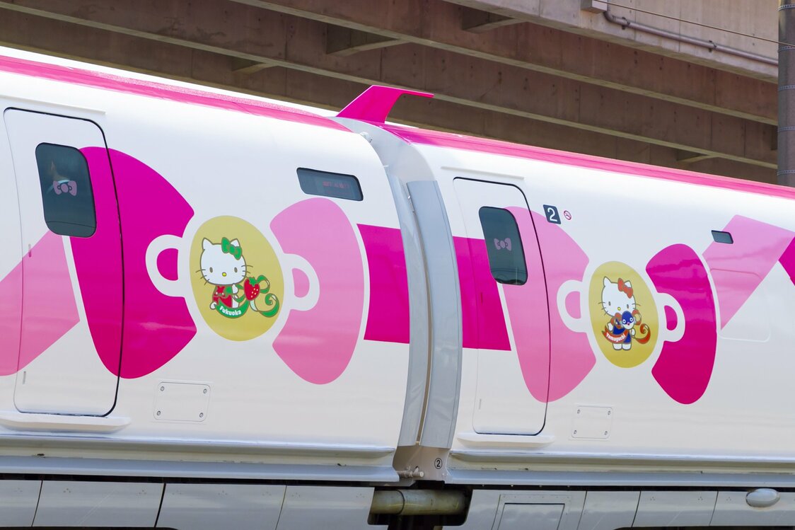西日本８県をテーマにしたハローキティが各車両を彩る。左の１号車は福岡県、右の２号車は山口県