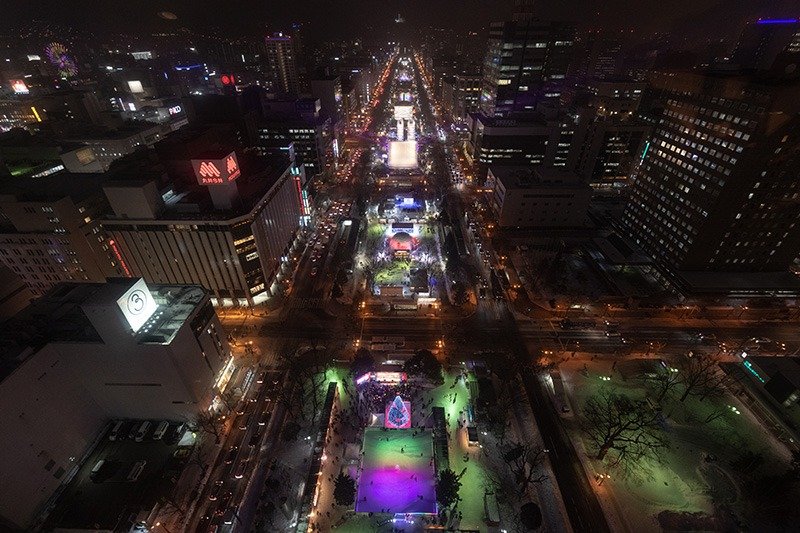 La zona de exhibición Ōdōri vista desde la torre de televisión por la noche.
