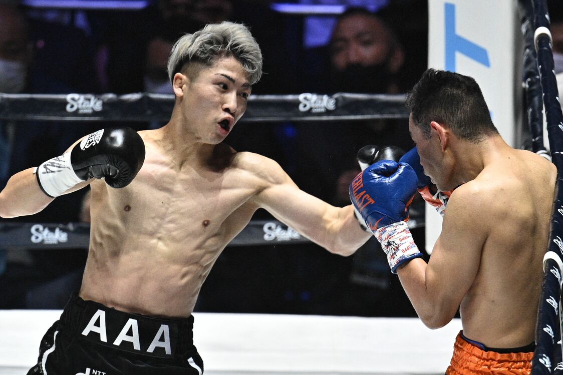 世界バンタム級3団体王座統一戦。2回、ノニト・ドネア（右・フィリピン）を攻める井上尚弥＝2022年6月7日、さいたまスーパーアリーナ（AFP＝時事）
