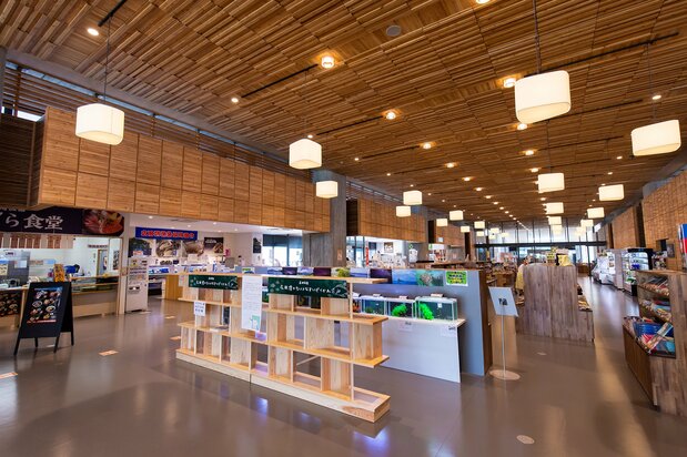 伝承館に併設する道の駅「高田松原」。こちら側の建物内にも、「復興を共に進める」コーナーの展示がある