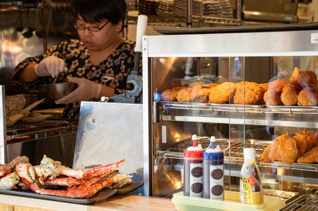 游客还能品尝到江东区当地特色美食,比如加有蛤蜊的“深川可乐饼”等