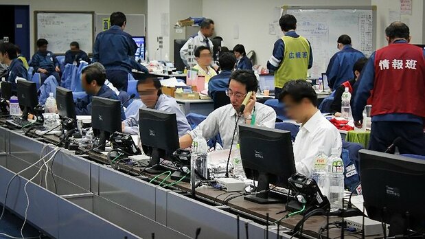 Masuda directing his team at the crisis room. (Edited image courtesy of TEPCO Holdings)