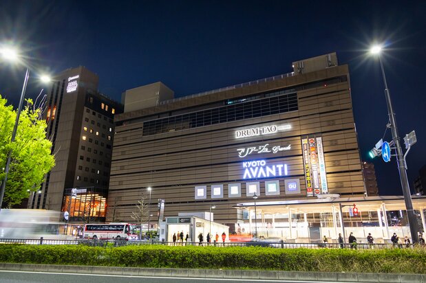 Imagen del edificio Avanti, donde se encuentra el teatro, realizada desde la salida Hachijō de la estación de Kioto. El edificio conecta directamente con la estación mediante un pasaje subterráneo.