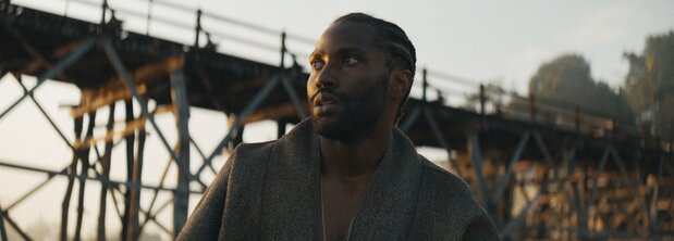 映画『ザ・クリエイター』。主人公は元特殊部隊のジョシュア(ジョン・デヴィッド・ワシントン)© 2023 20th Century Studios
