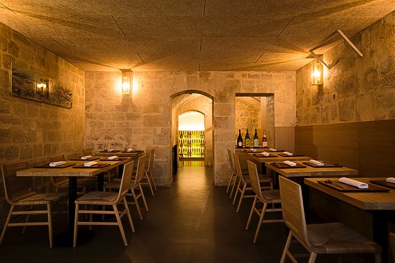 杉山在巴黎经营的和食餐厅ENYAA。位置就在皇宫（Palais-Royal）旁边，这座建筑也是17世纪剧作家莫里哀（Molière）出生时父母家所在地