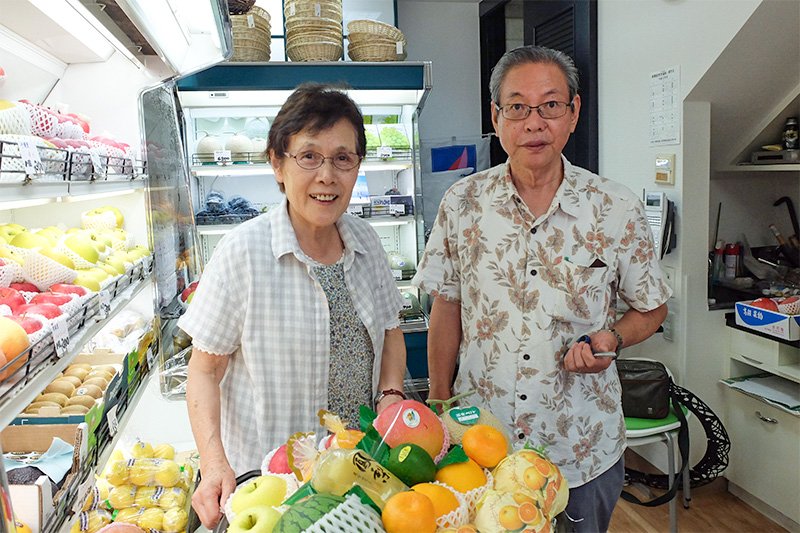 贈答用の果物を詰める創業101年「フルーツハウス吉田屋」の橋本夫妻（写真：ニッポンドットコム）