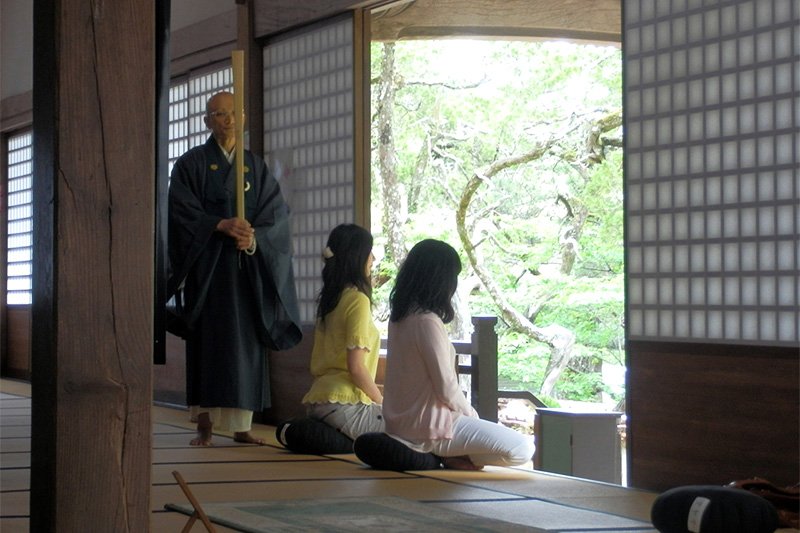 早朝７時～８時に開かれる朝坐禅（撮影＝湯本温泉旅館協同組合）