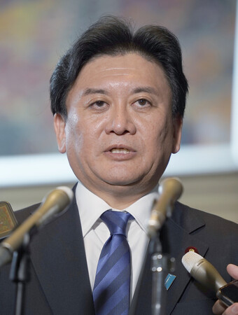 記者団の取材に応じる自民党の武部新氏＝１５日午前、首相官邸