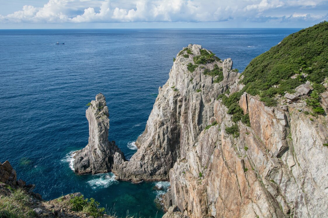 Kannon-iwa stands off the Ōdō cliffs at the tip of the Ōtsuki Peninsula. (© Pixta)