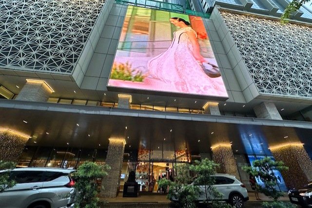 マニラの三越BGC。エントランスには三越のシンボル「ライオン像」を日本以外で初めて設置（筆者撮影）