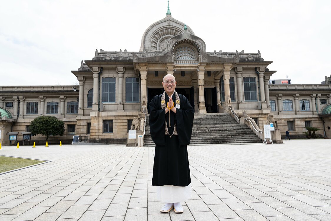 负责辅佐安永宗务长的东森先生，他曾在京都的西本愿寺的净土真宗本愿寺派宗务所工作至2018年6月