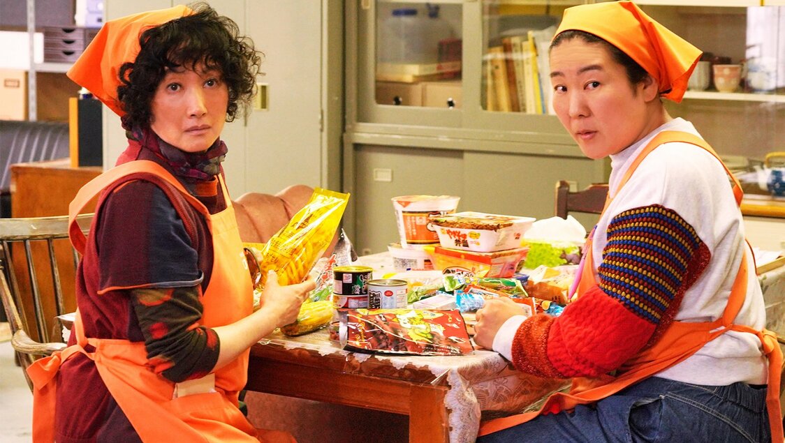 ホテルの従業員（左から余貴美子、原扶貴子）　©桜木紫乃/集英社 ©2020映画「ホテルローヤル」製作委員会