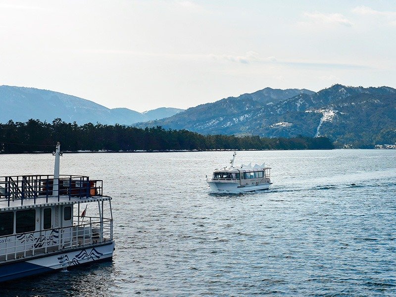 La vista desde el barco turístico también es espectacular. Las tarifas rondan los 530 yenes solo ida y 960 yenes la ida y vuelta (para los niños 270 y 480 yenes respectivamente).