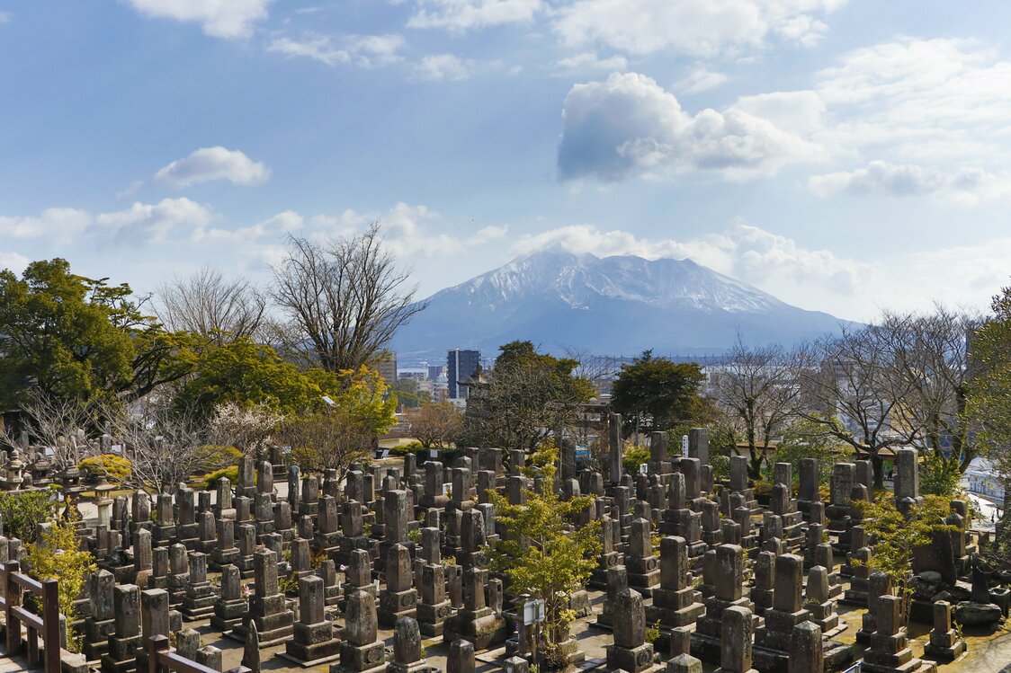南洲墓地から眺める桜島。西郷を祀（まつ）る「南洲神社」が隣接している