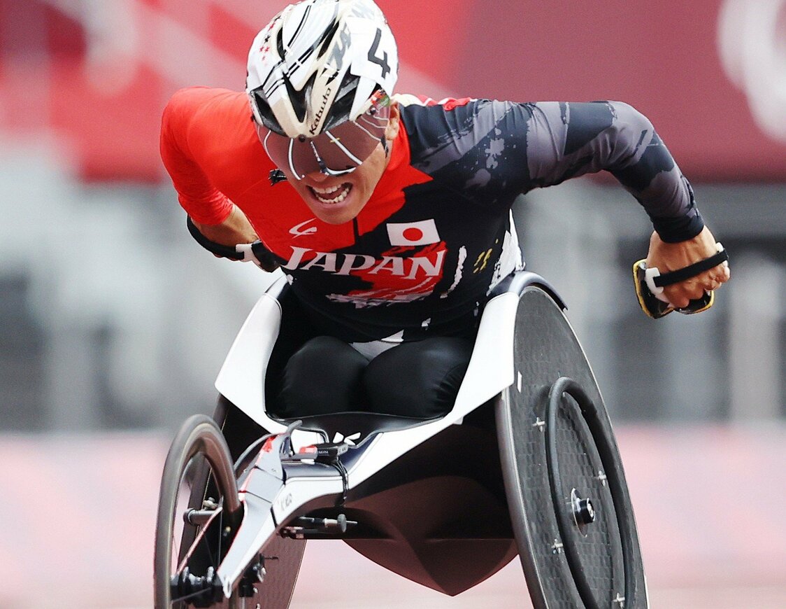 陸上男子400m（車いすT53）に出場した伊藤智也。7人中6位で予選落ちしたが、従来のクラスなら銅メダルを上回るタイムだった（2021年8月29日、東京・国立競技場） 時事